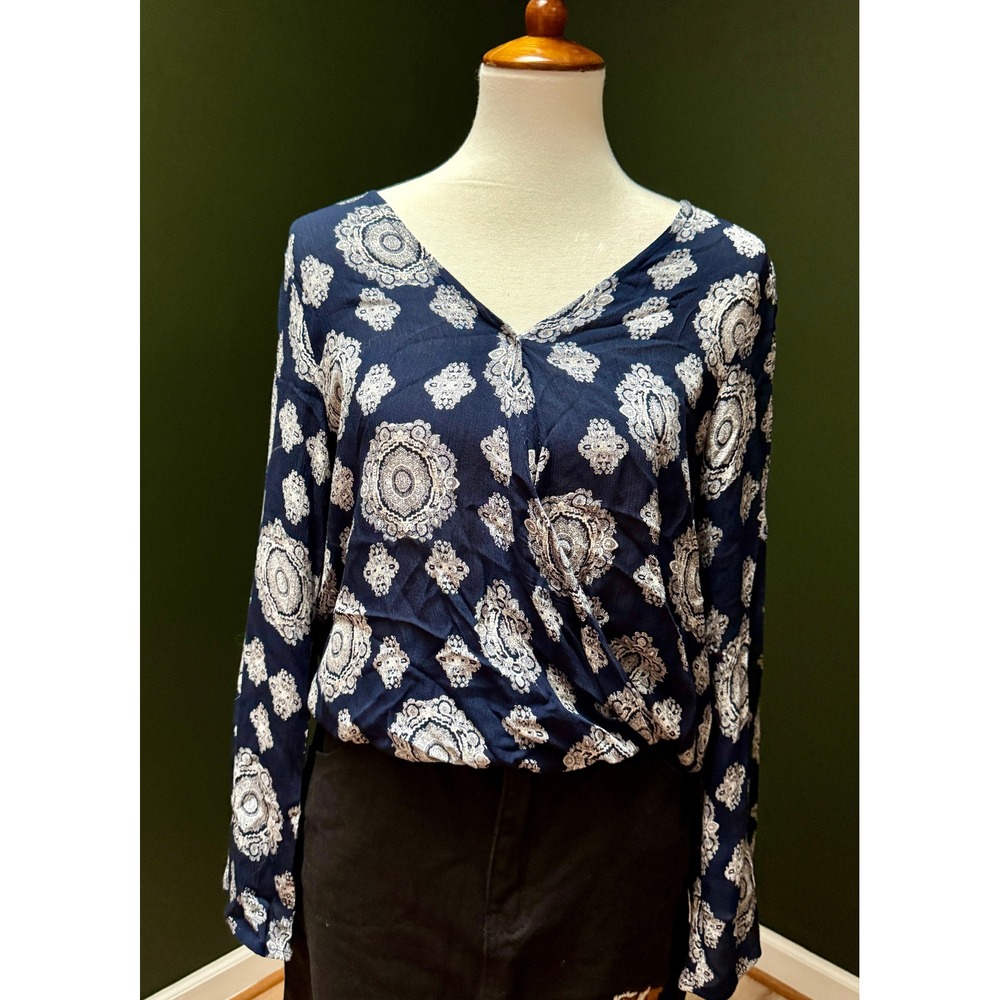 Altar'd State Navy‎ Blue Paisley Print V-Neck Top Women's M